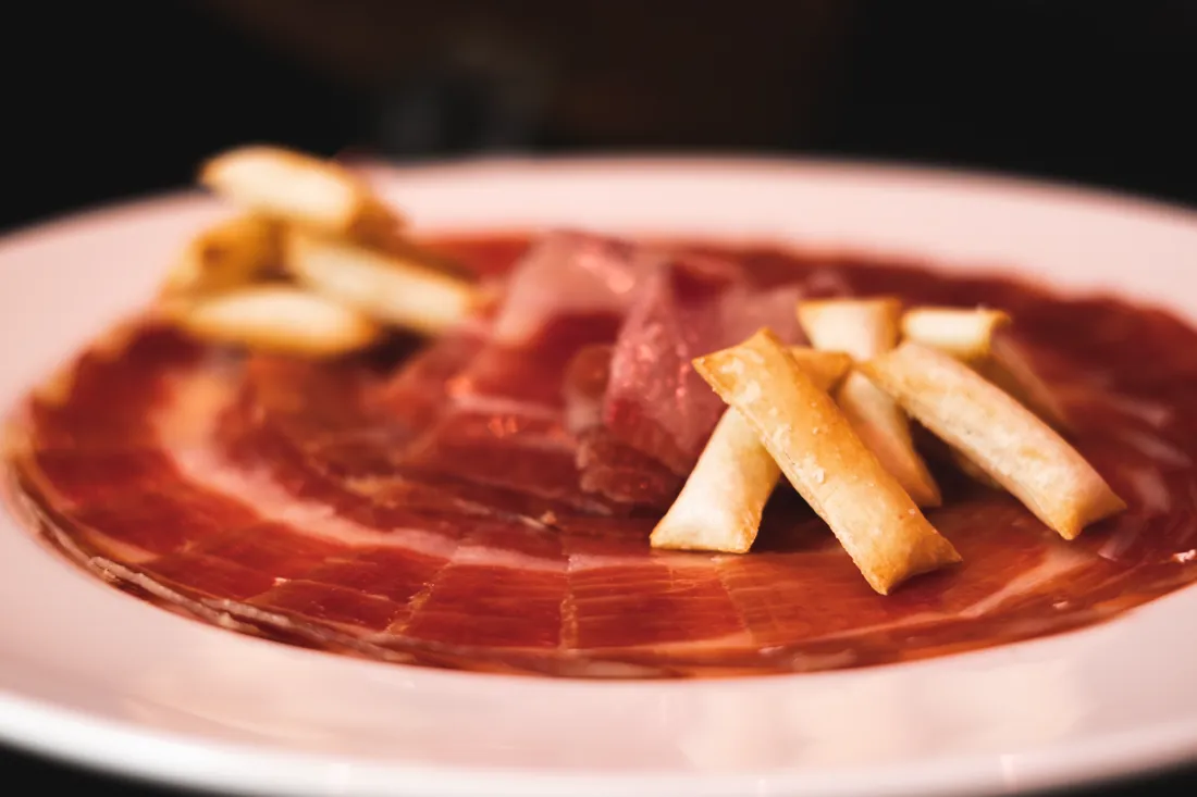 Jamón ibérico cortado y emplatado — Viandas de la Sierra
