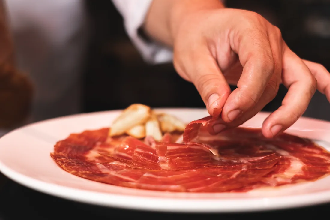 Jamón ibérico cortado y emplatado — Viandas de la Sierra